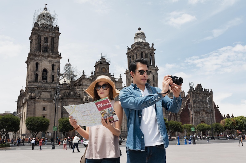 Pareja de turistas recorriendo el centro histórico de una ciudad de América