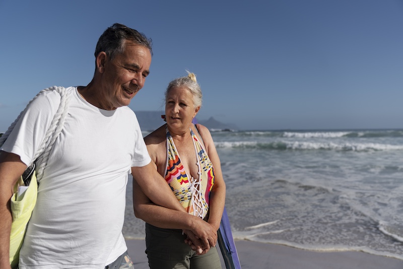 Pareja disfrutando de una playa del Caribe